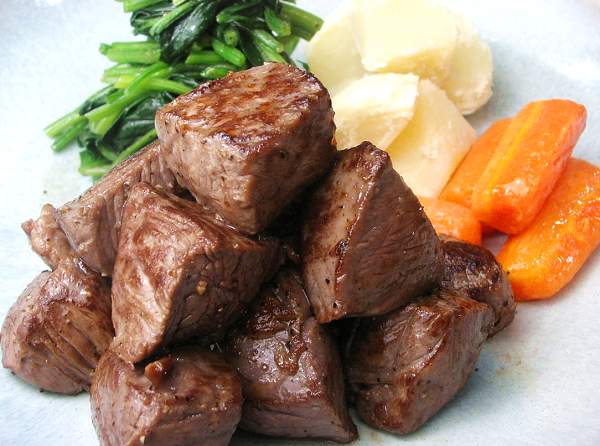 甲州ワインビーフ・モモサイコロステーキ（500g）をプレゼント！